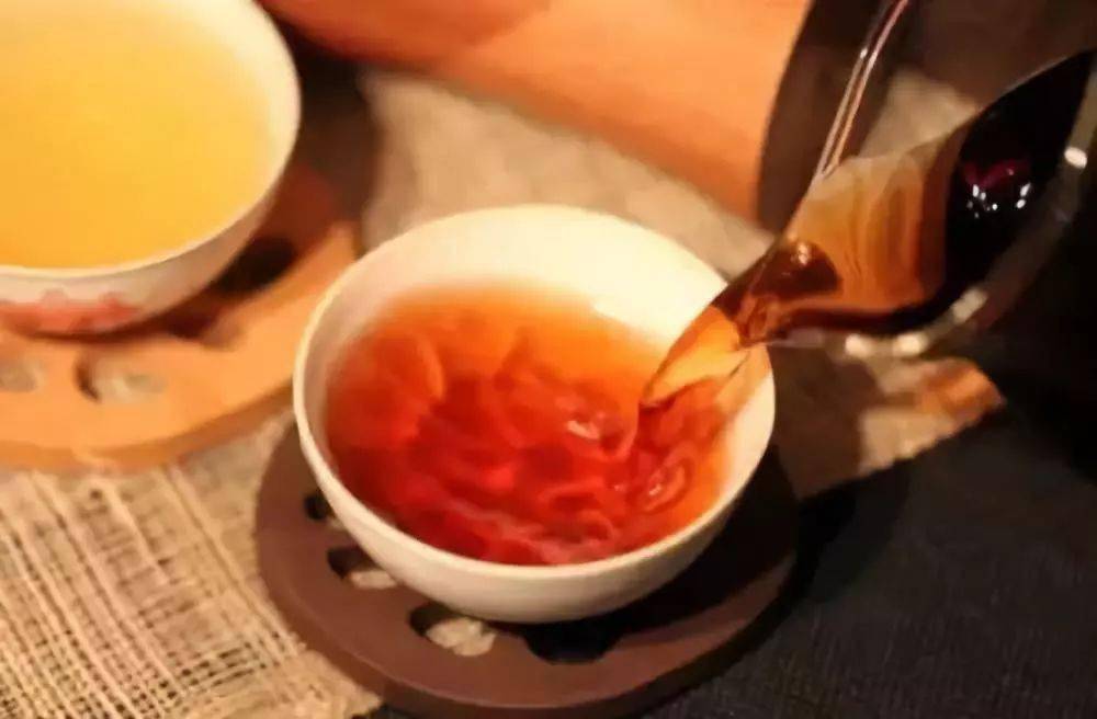 %title插图%num 冲泡中的普洱茶让人垂涎欲滴