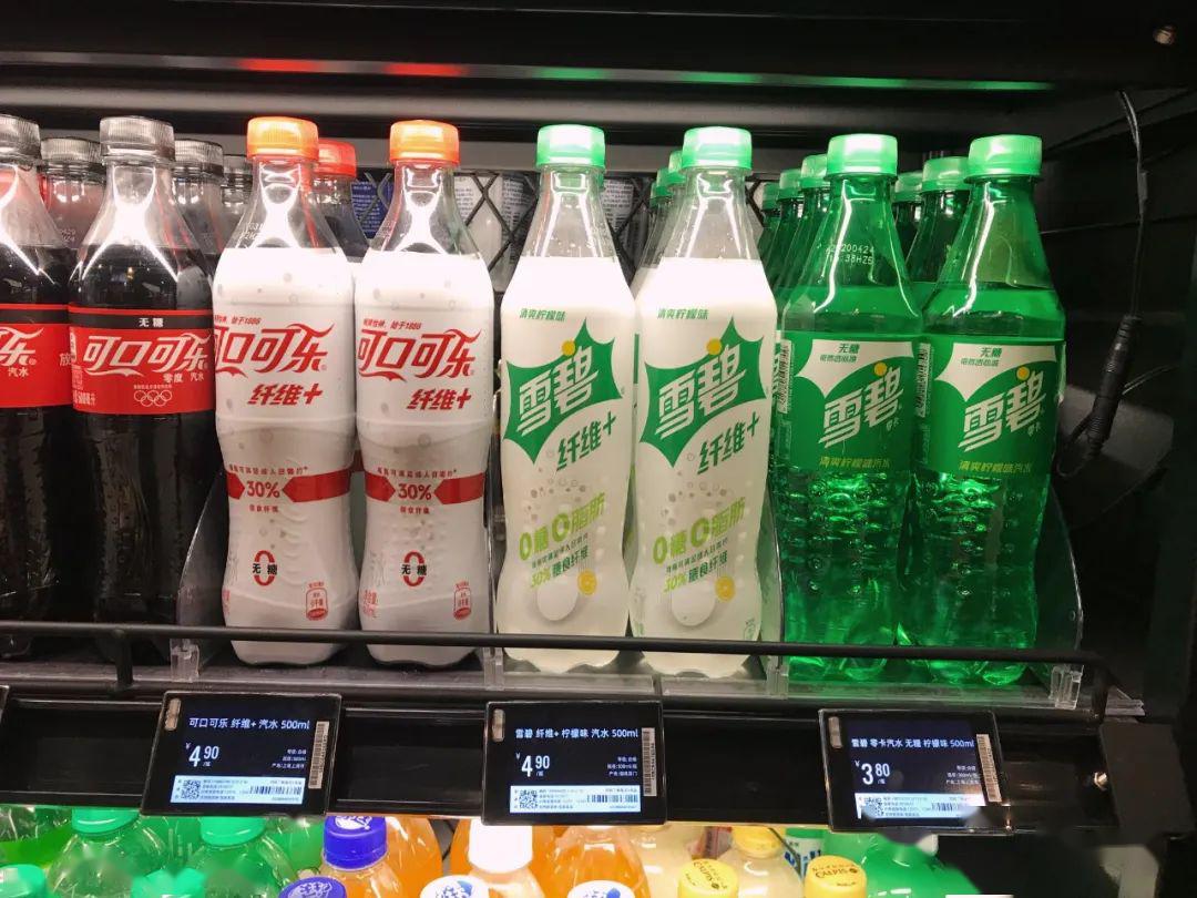 【0卡0糖饮料是否健康?】专家表示,市面上标称“零卡零糖”的饮料,甜味大多来自甜味剂,其热量比高糖分饮料低。“但它也并非完全健康。国际上已发现,摄入甜味剂会对人体的糖耐量及血脂代谢产生一些不良影响。”为了健康,专家建议每天保证1.5升以上饮水量,0卡0糖饮料也别多喝-百货之家