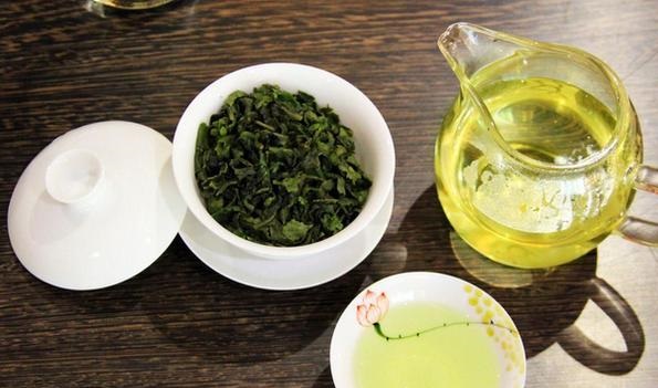 %title插图%num 一些铁观音和茶水