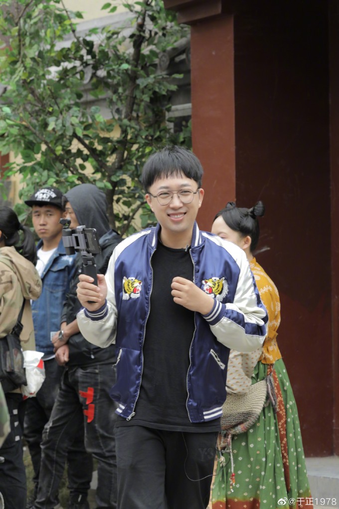 的照片,不是他年轻时候的,我看到竟然有人说,于正当年也是清秀小帅哥