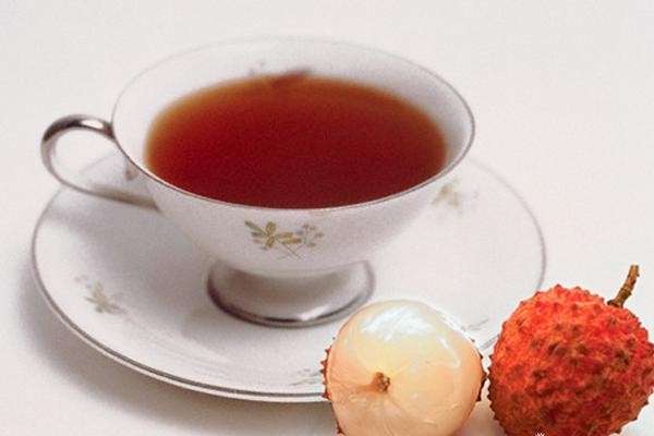 一张红茶在杯子里的图片