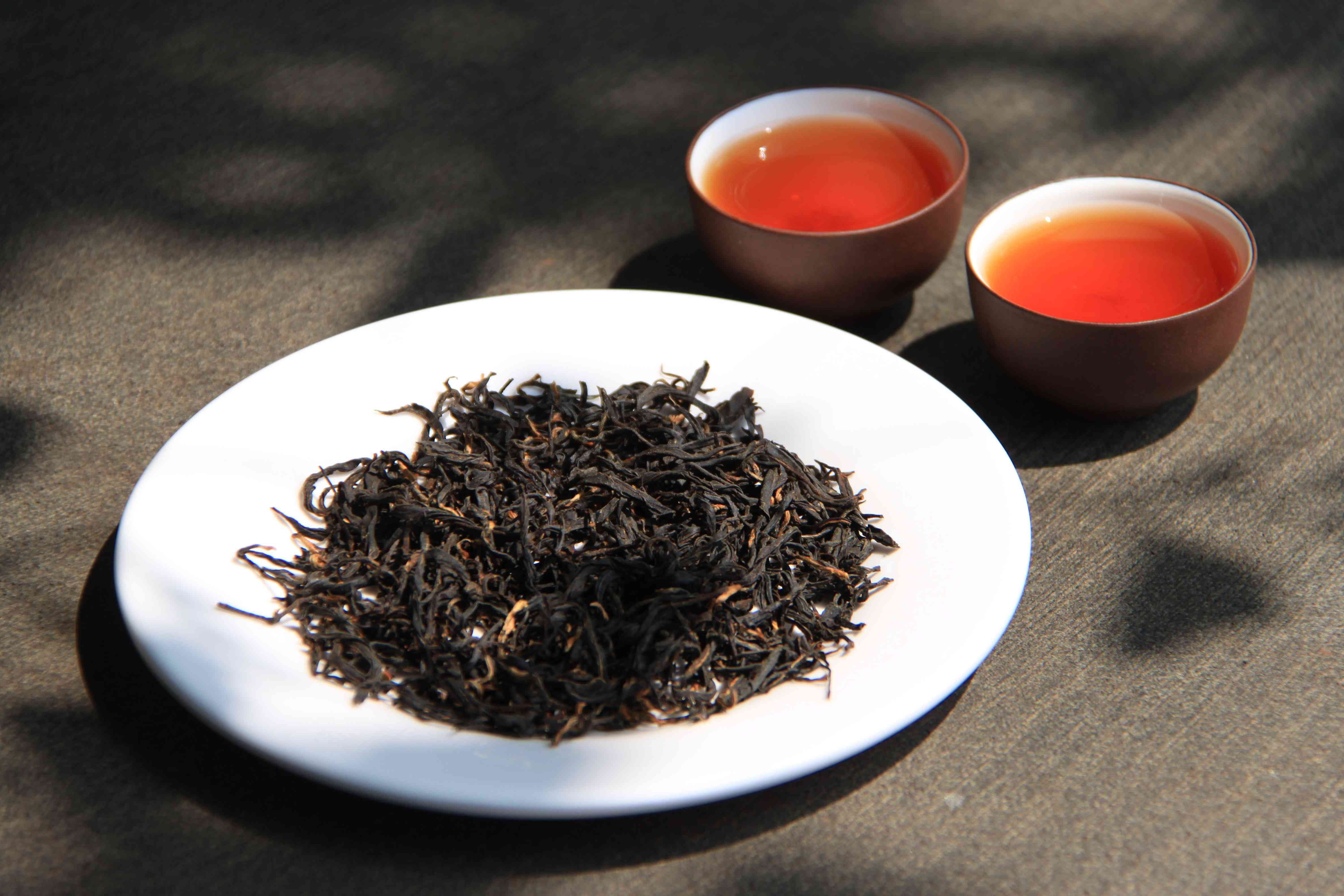 %title插图%num 两杯香甜的红茶的图片