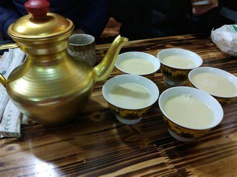 一张酥油茶的图片里面有四个杯子