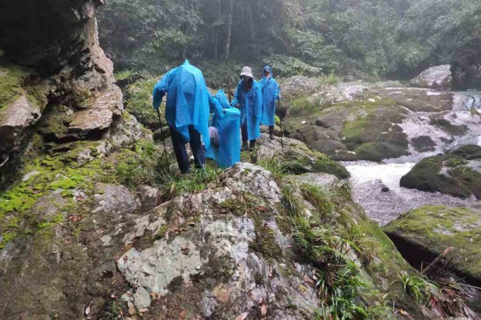 冒雨在河谷中前进