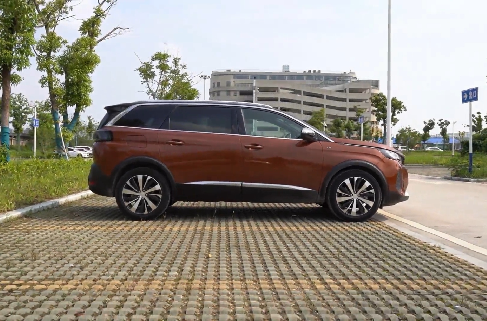 颜色独特的高颜值标致5008