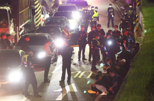 台媒:台北士林凌晨大械斗!近40人砸车、乱刀互砍-幽兰花香 台媒:台北士林凌晨大械斗!近40人砸车、乱刀互砍-幽兰花香